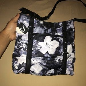 Vera wang minimum size crossbody bag